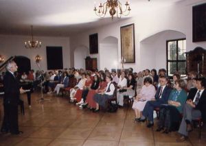 Juliusz Adamowski leads the course participants concert in the Silesian Piast Dynasty Castle in Brzeg 26.VIII. 1995. First from right Lee Kum-Sing (Canada).